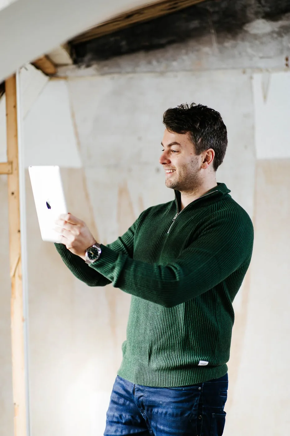 Adviseur legt woninggegevens vast op een iPad tijdens de opname
