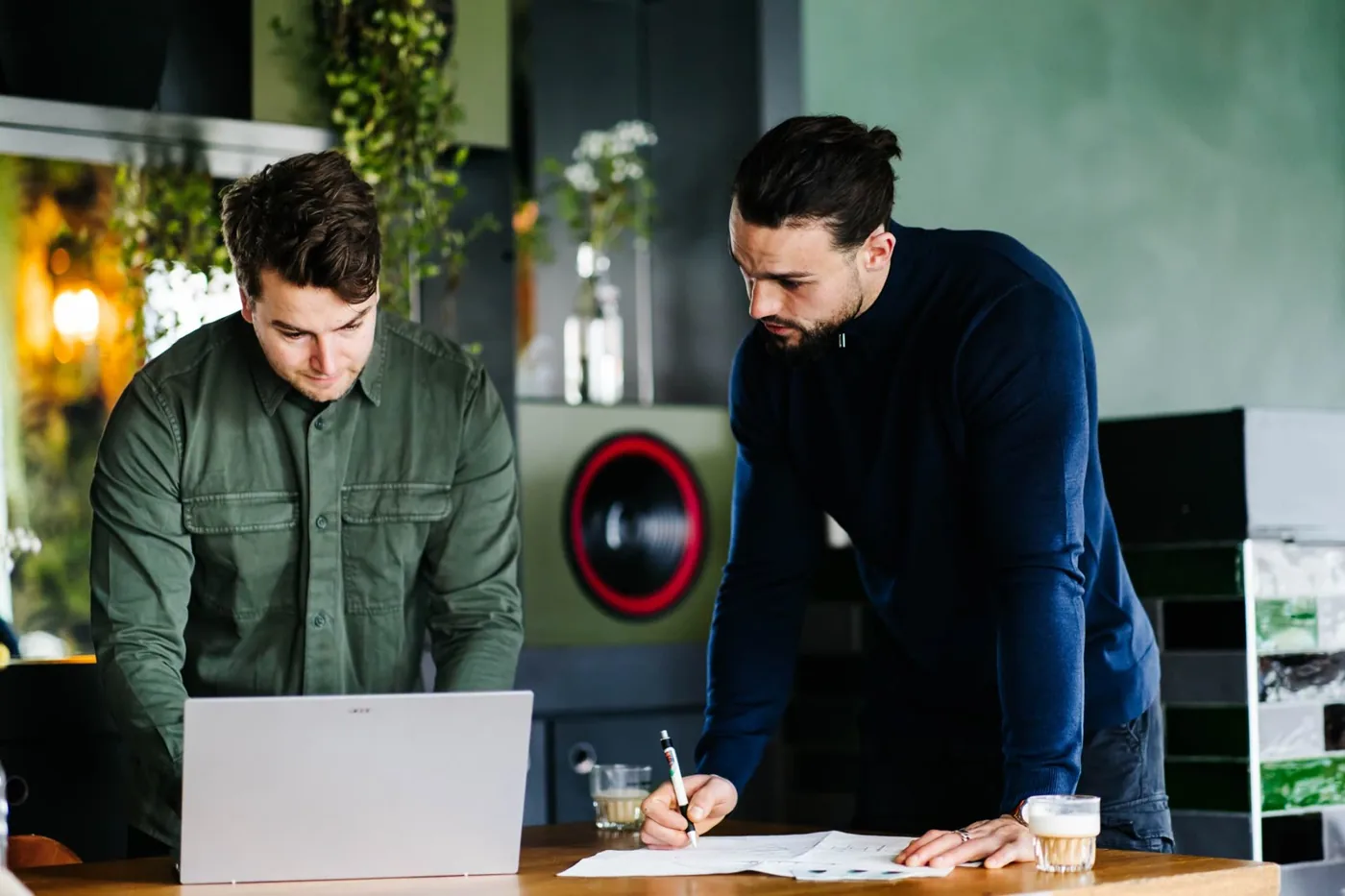 Team van RentalPoints overlegt aan tafel met een laptop
