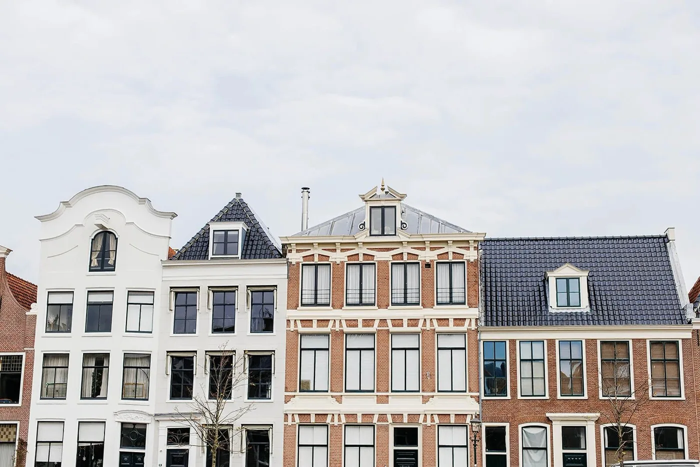 Gevels van grachtenpanden in een Nederlandse binnenstad