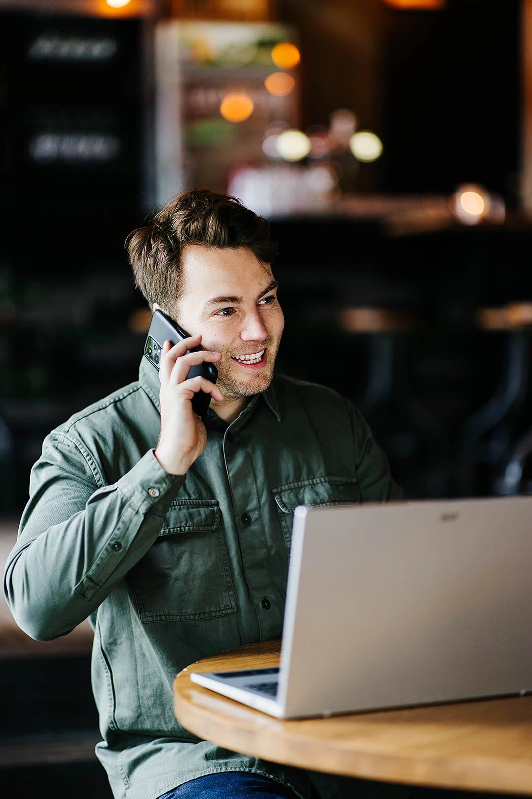 Adviseur bespreekt het rapport telefonisch achter de laptop