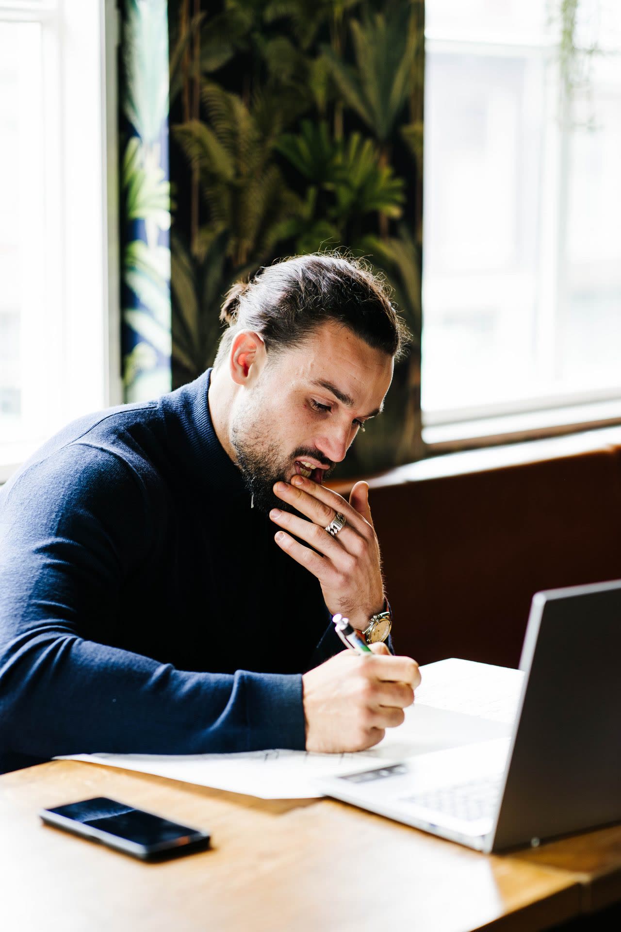 Adviseur werkt plattegronden en notities van de opname uit