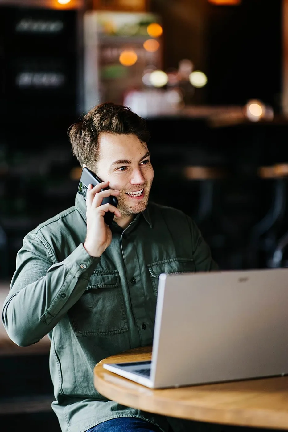 Adviseur bespreekt het rapport telefonisch achter de laptop